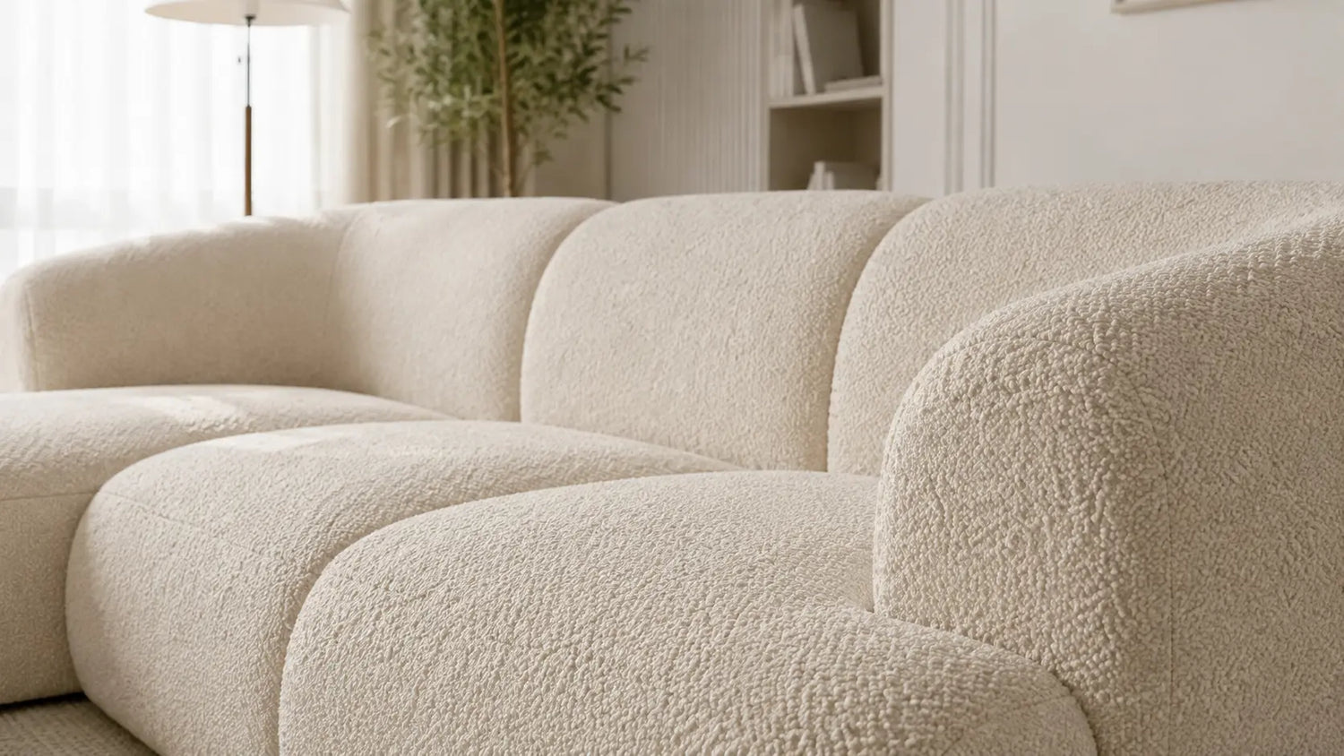 Canapé en tissu bouclé : avantages, inconvénients et entretien