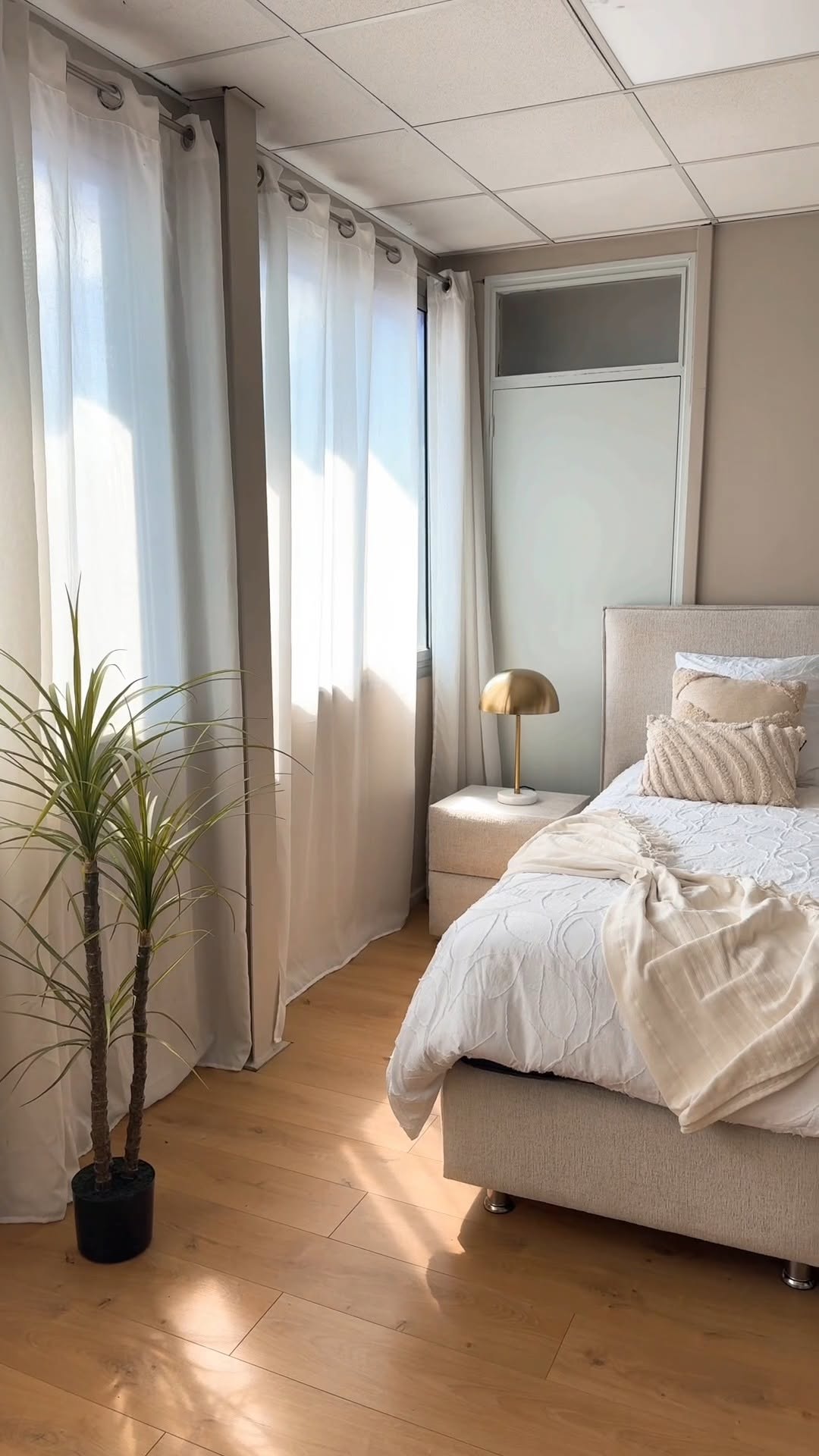 40 likes, 1 comments - trust.industrie on May 7, 2025: "Un lit épuré et tenda...