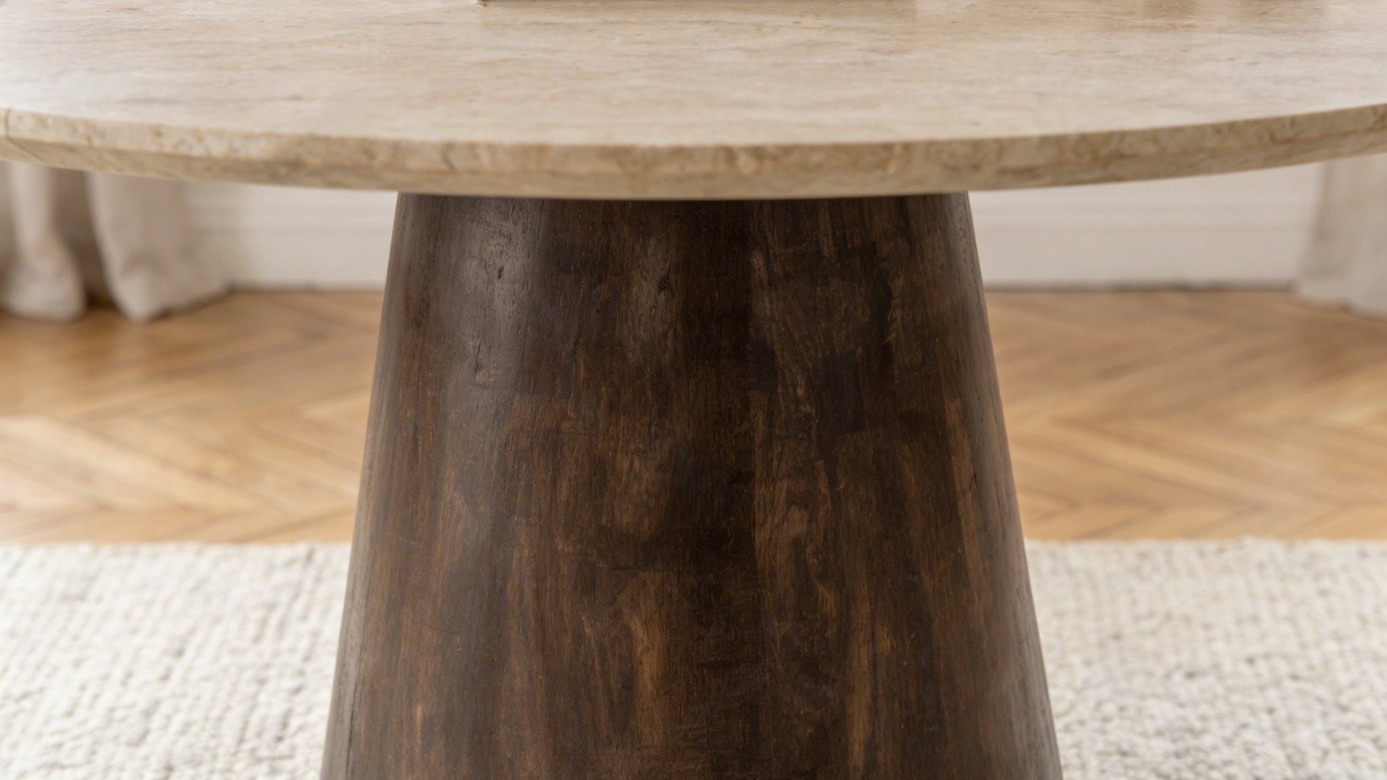 Table à manger ronde AIKIN en bois de manguier avec plateau travertin - TRUST INDUSTRIE - 