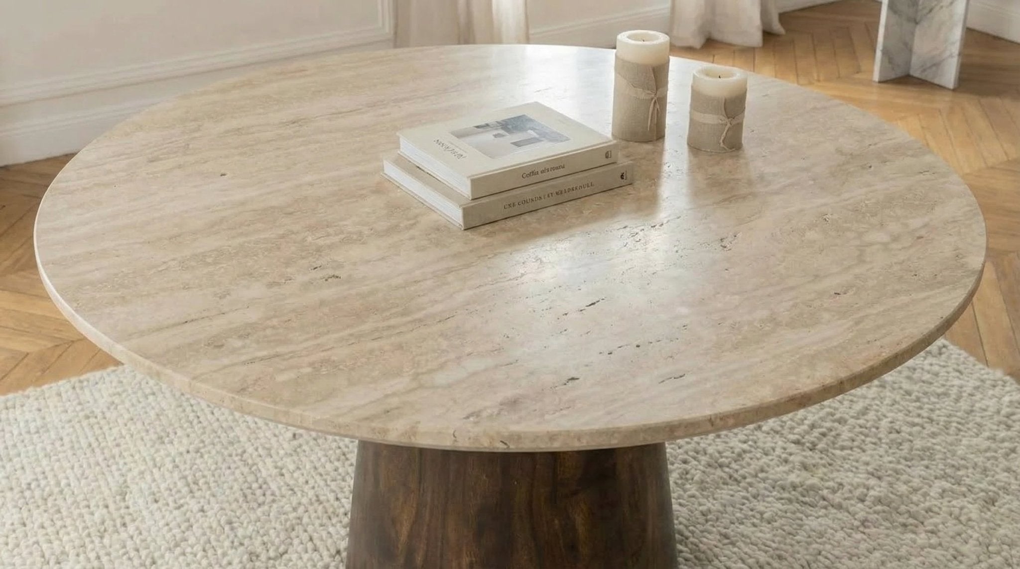 Table à manger ronde AIKIN en bois de manguier avec plateau travertin - TRUST INDUSTRIE - 